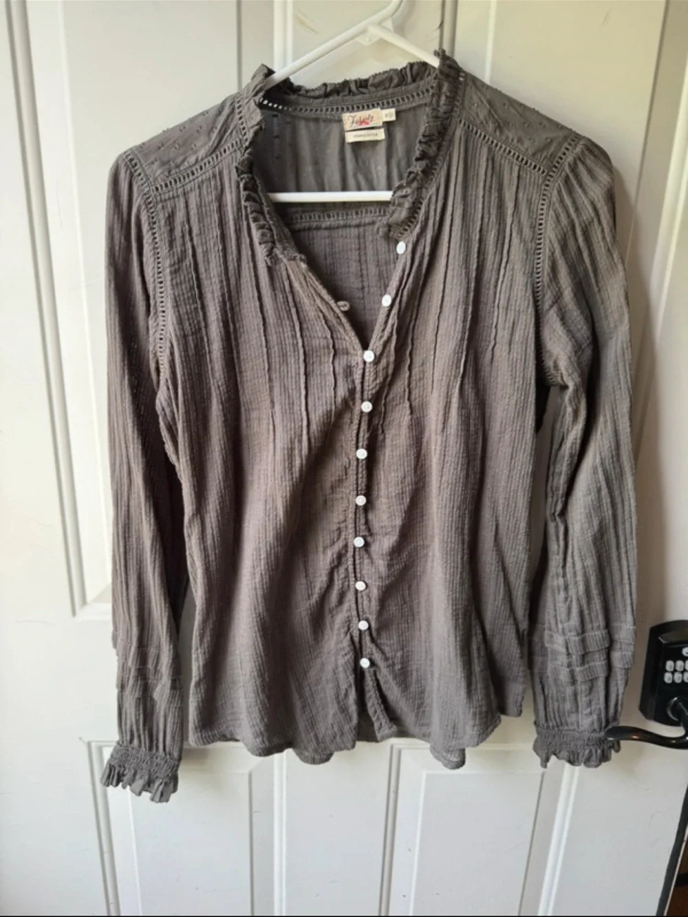Faherty size M Charcoal Gray Ruffled Collar Button-Down Blouse - Picture 3 of 5
